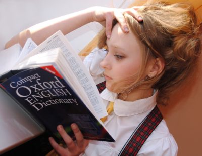 英語の本を読む女の子